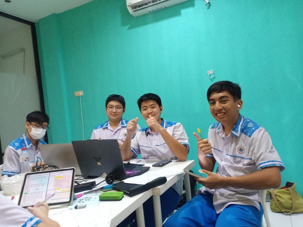 Latihan soal bersama teman seangkatan